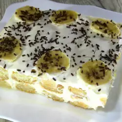 Prăjitură rapidă cu pișcoturi, banane și iaurt