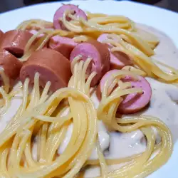Spaghete interesante cu sos de ciuperci și cârnați