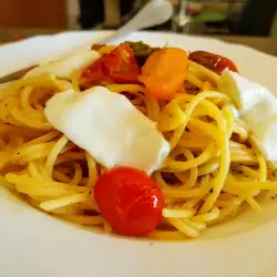 Spaghete cu roșii cherry și mozzarella