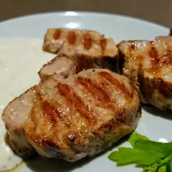 Mușchiuleț de porc la tigaia grill, cu sos de brânză albastră