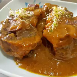 Carne de vită înăbușită cu usturoi