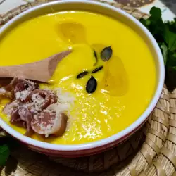 Supă cremă de dovleac cu prosciutto și parmezan