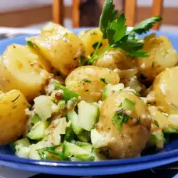 Salată de cartofi cu ceapă si castraveți
