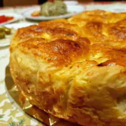Tutmanik festiv, pufos, cu untură și multă brânză