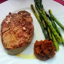 Steak de vită cu sos barbecue și sparanghel