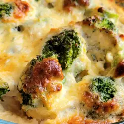 Caserolă vegetariană cu broccoli și brânză albastră