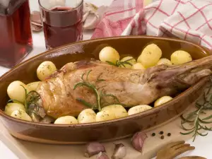 Pulpă de miel cu cartofi noi