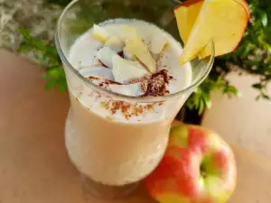 Smoothie de proteine ​​cu mere, nucă de cocos și fulgi de ovăz