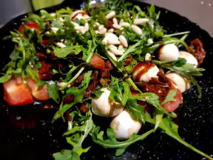 Salată cu rucola, baby mozzarella și roșii uscate