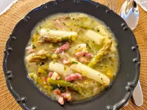 Sparanghel cu bacon în sos cremos