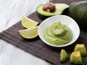 Cum se înmoaie un fruct de avocado mai repede?