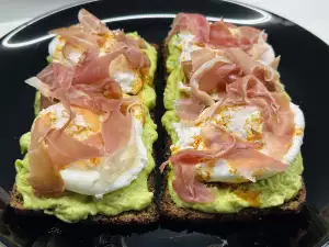 Pâine prăjită cu avocado, cu ouă poșate și prosciutto