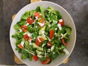 Salată de baby spanac cu sos ușor de usturoi