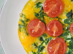 Omletă cu spanac, roșii și brânză feta