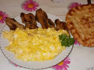 Ouă amestecate cu bacon