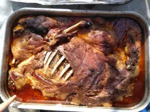 Carne de miel pregătită la foc lent
