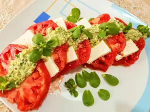 Salată caprese cu pesto de grașiță