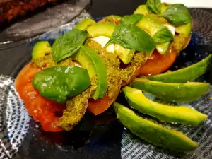 Salată Caprese, cu avocado