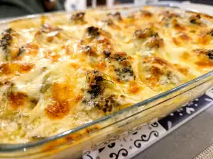 Pui cu brocolli și bechamel, la cuptor