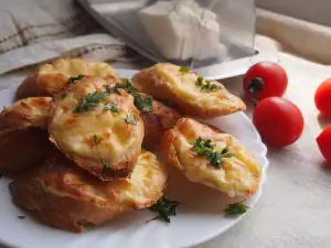 Bruschete cu cașcaval, ouă și cremă de brânză