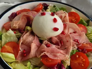 Salată cu rodie și burrata