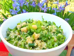 Salată verde cu bulgur, năut și mangold (sfeclă elvețiană)
