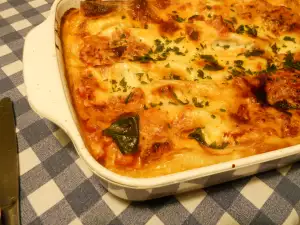 Cannelloni cu carne tocată, sos napoletan și sos bechamel