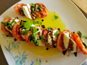 Salată Caprese cu busuioc proaspăt și concentrat de oțet balsamic
