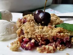 Crumble cu cireșe și fulgi de ovăz