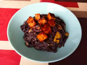 Noodles din orez negru, cu tofu