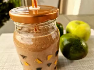 Smoothie de cacao cu avocado, banane și mere