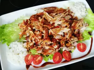 Pulled pork (carne de porc zdrențuită) cu sos