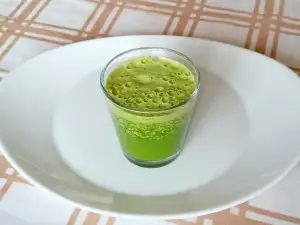 Smoothie detoxifiant cu spanac și țelină