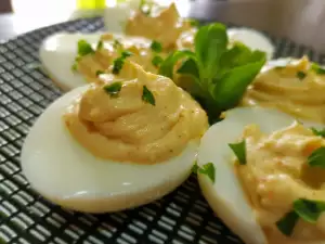 Ouă umplute cu gălbenușuri și maioneză