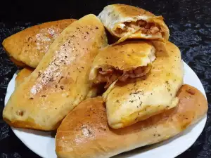 Calzone cu aluat de casă și umplutură de carne tocată