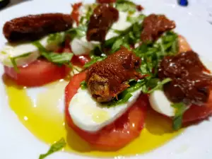 Salată Caprese cu roșii uscate