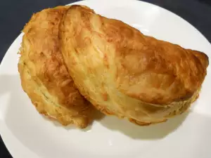 Empanada cu carne de vită tocată și măsline verzi