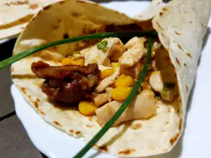 Fajitas cu pui, roșii uscate și porumb