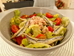 Salata Iceberg cu pește și roșii cherry