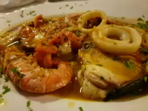 Pește și fructe de mare în sos de vin alb