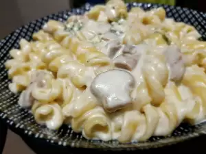 Fusilli cu brânză albastră și ciuperci