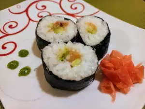 Futomaki cu somon și avocado