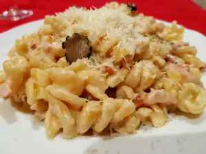 Fusilli cu bacon, smântână și trufe