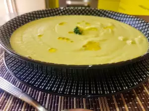 Supă crema cu broccoli, mazăre și praz