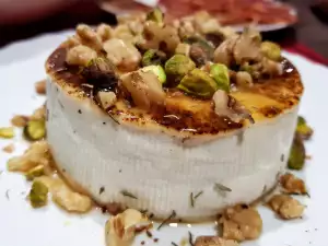 Brânză de capră proaspătă la cuptor, cu miere și nuci
