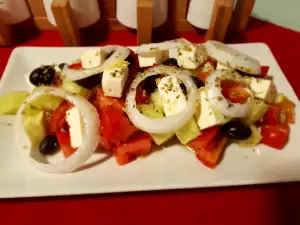 Salată grecească cu brânză Feta și măsline