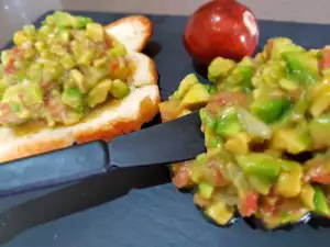 Guacamole cu avocado și roșii