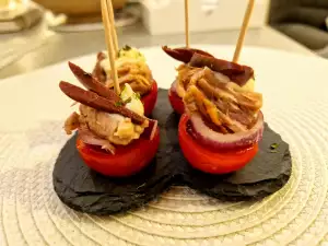 Aperitiv din ton, roșii cherry și măsline