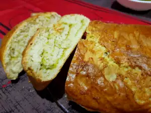 Ruladă din aluat de pâine, cu pesto de busuioc