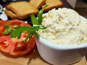 Cremă aperitiv rapidă, condimentată, cu brânză și urdă